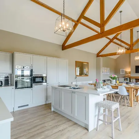 4 Bed In Scarborough 79522 Holiday home *