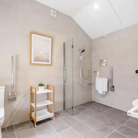 4 Bed In Scarborough 79522